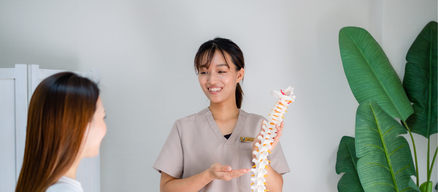 スタッフが施術計画について説明している様子