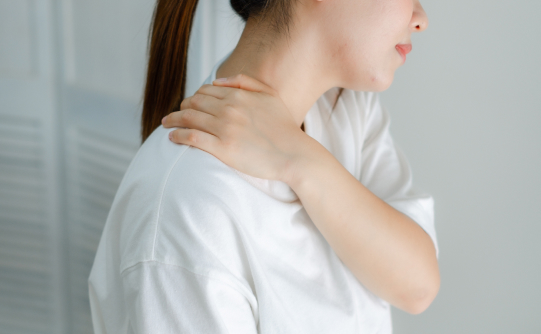 肩こりの女性