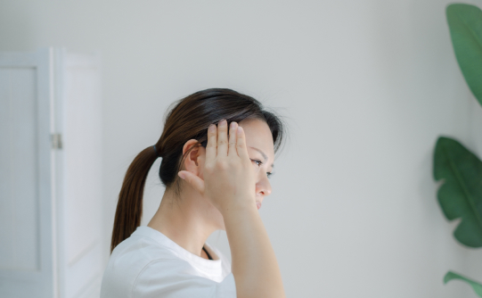 頭痛の女性