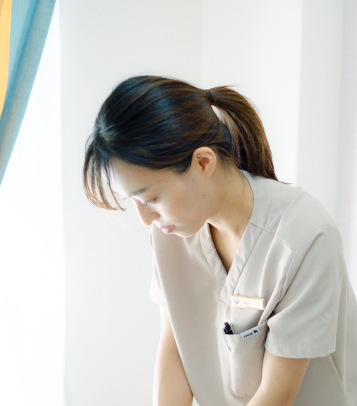 サロンのスタッフが施術をしている様子