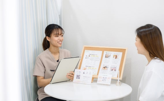 サロンのスタッフがお客様にヒアリングをしている様子