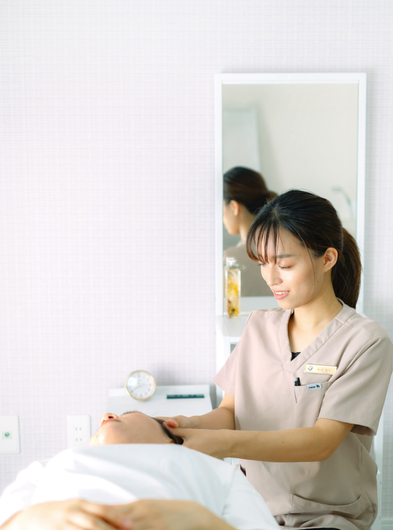 サロンの女性整体師が施術をしている様子